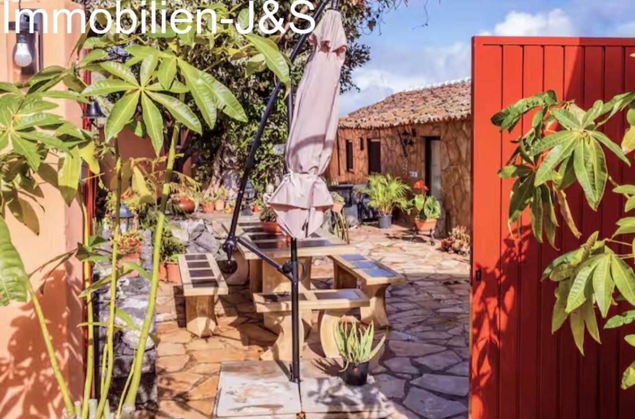 Amplia terraza con una cómoda zona de estar y fantásticas vistas despejadas: el lugar ideal para relajarse al aire libre.