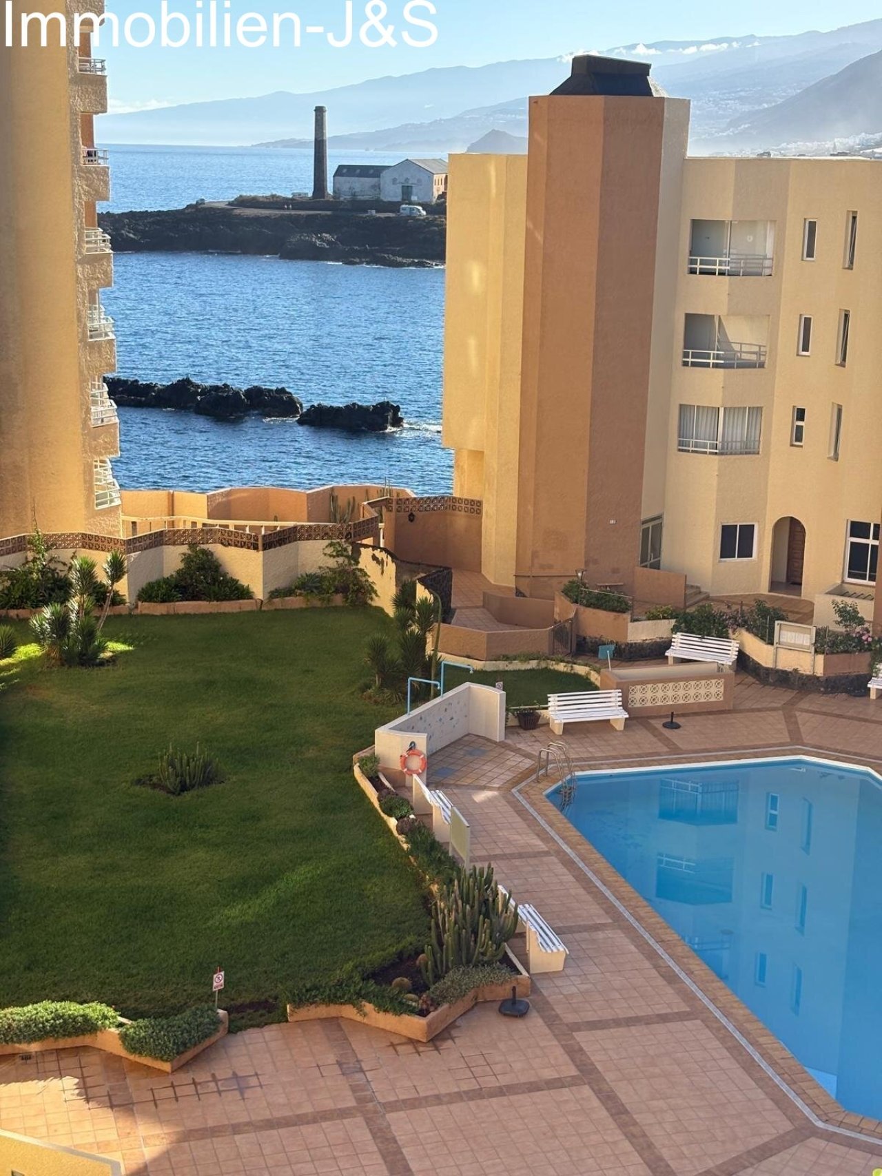 Vista de la amplia zona de piscinas del complejo Sibora, integrada en su singular arquitectura y cuidadas áreas comunes.