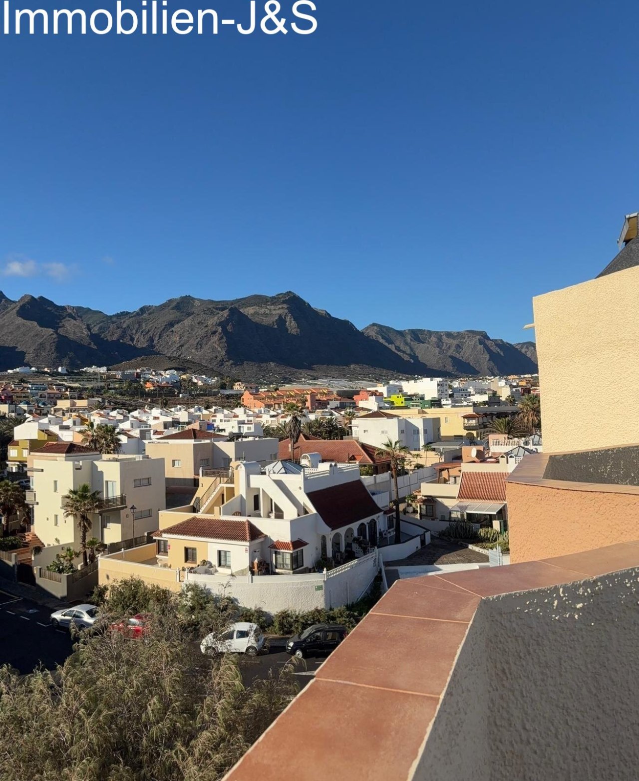 El pintoresco sendero costero junto al complejo, ideal para paseos relajantes con vistas ininterrumpidas al Atlántico y a la escarpada costa rocosa.