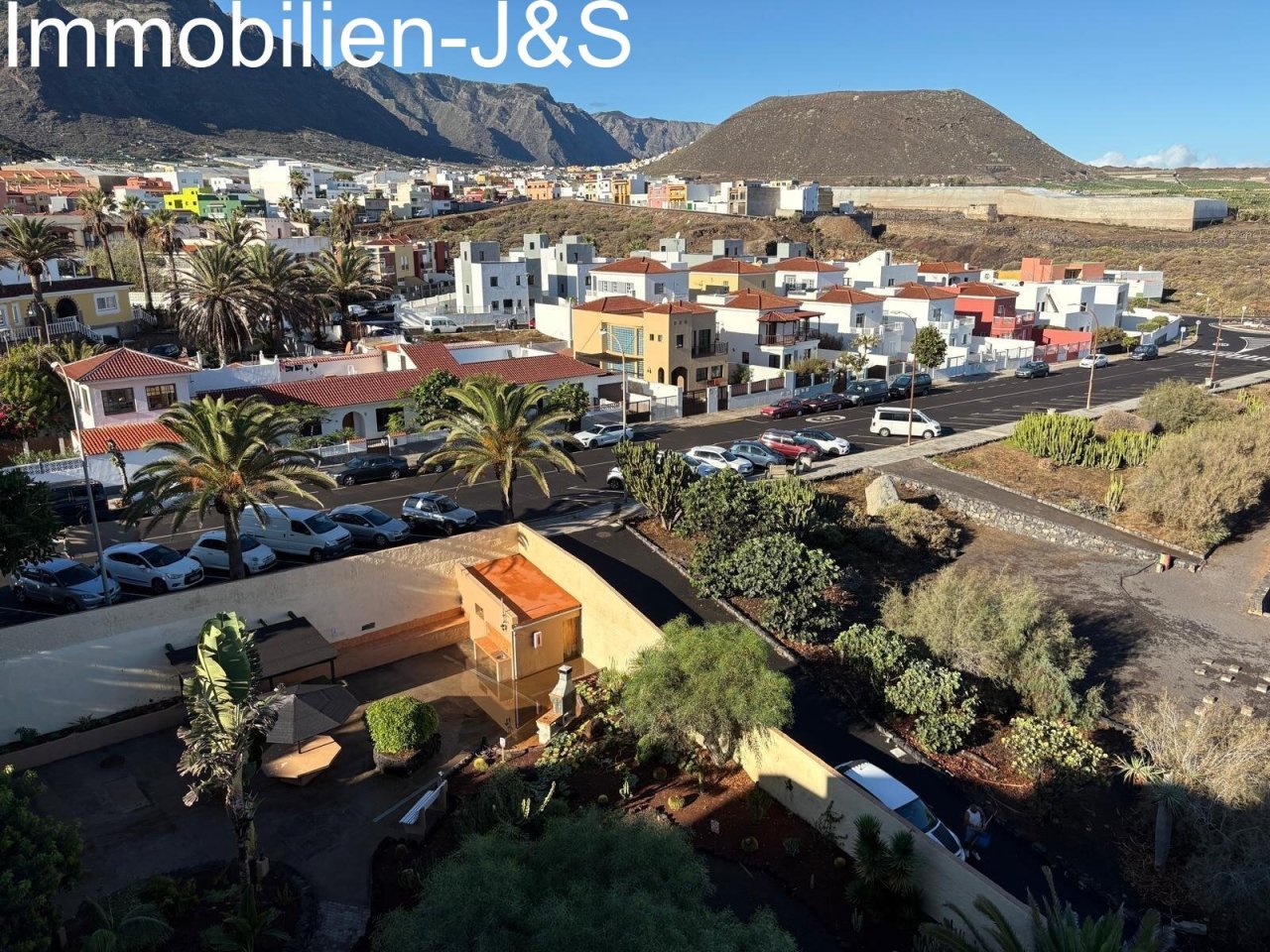 Vistas panorámicas únicas sobre el pintoresco paisaje costero y las montañas circundantes: un espectáculo natural diario a la vuelta de su esquina.