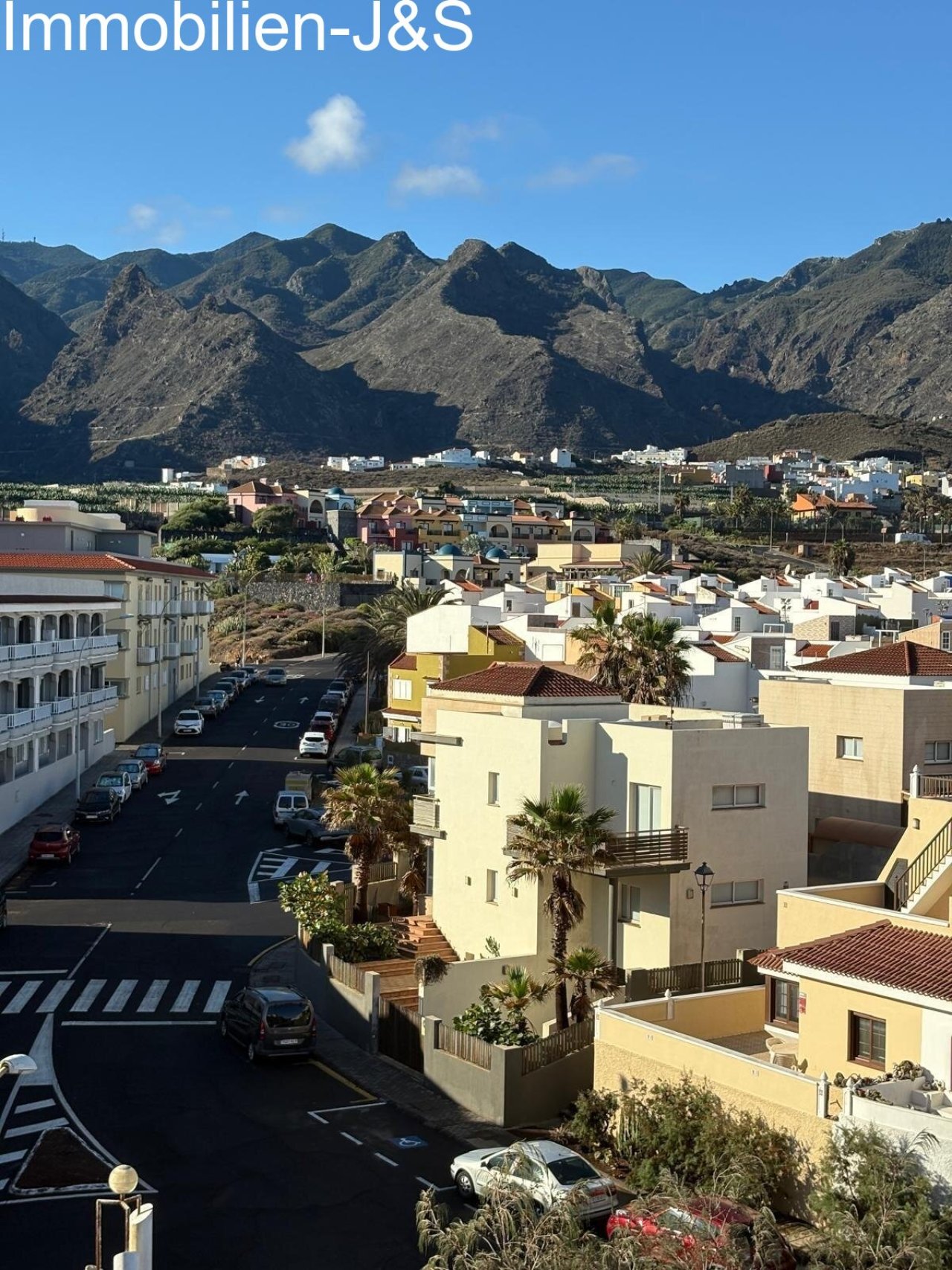 Vistas panorámicas únicas sobre el pintoresco paisaje costero y las montañas circundantes: un espectáculo natural diario a la vuelta de su esquina.