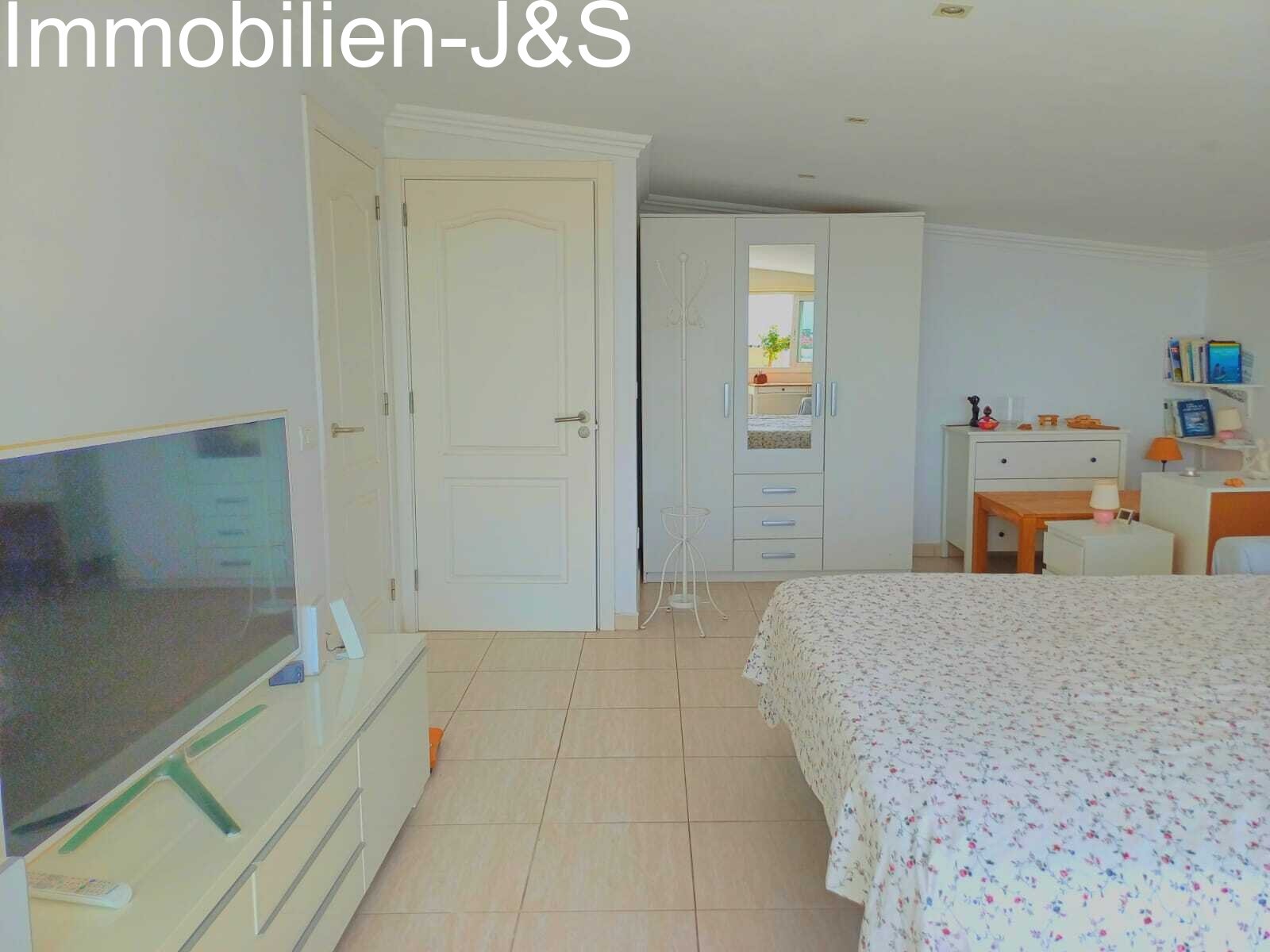 Dormitorio luminoso con acceso directo a la terraza y zona de trabajo integrada.