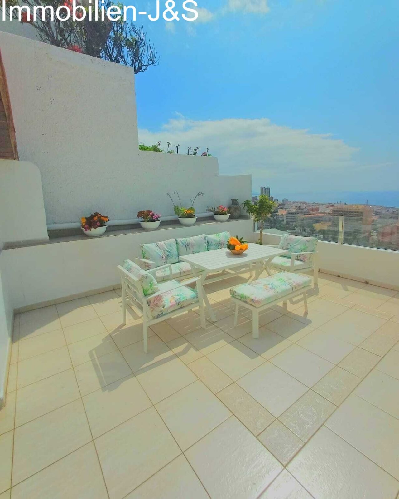 Amplia terraza en la azotea con zona lounge moderna, tumbonas e impresionantes vistas al Atlántico y al Lago Martiánez.