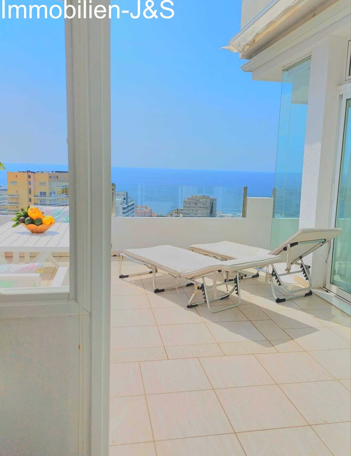 Un rincón privado y protegido del sol en la terraza, que garantiza máxima discreción y tranquilidad por encima de la ciudad.