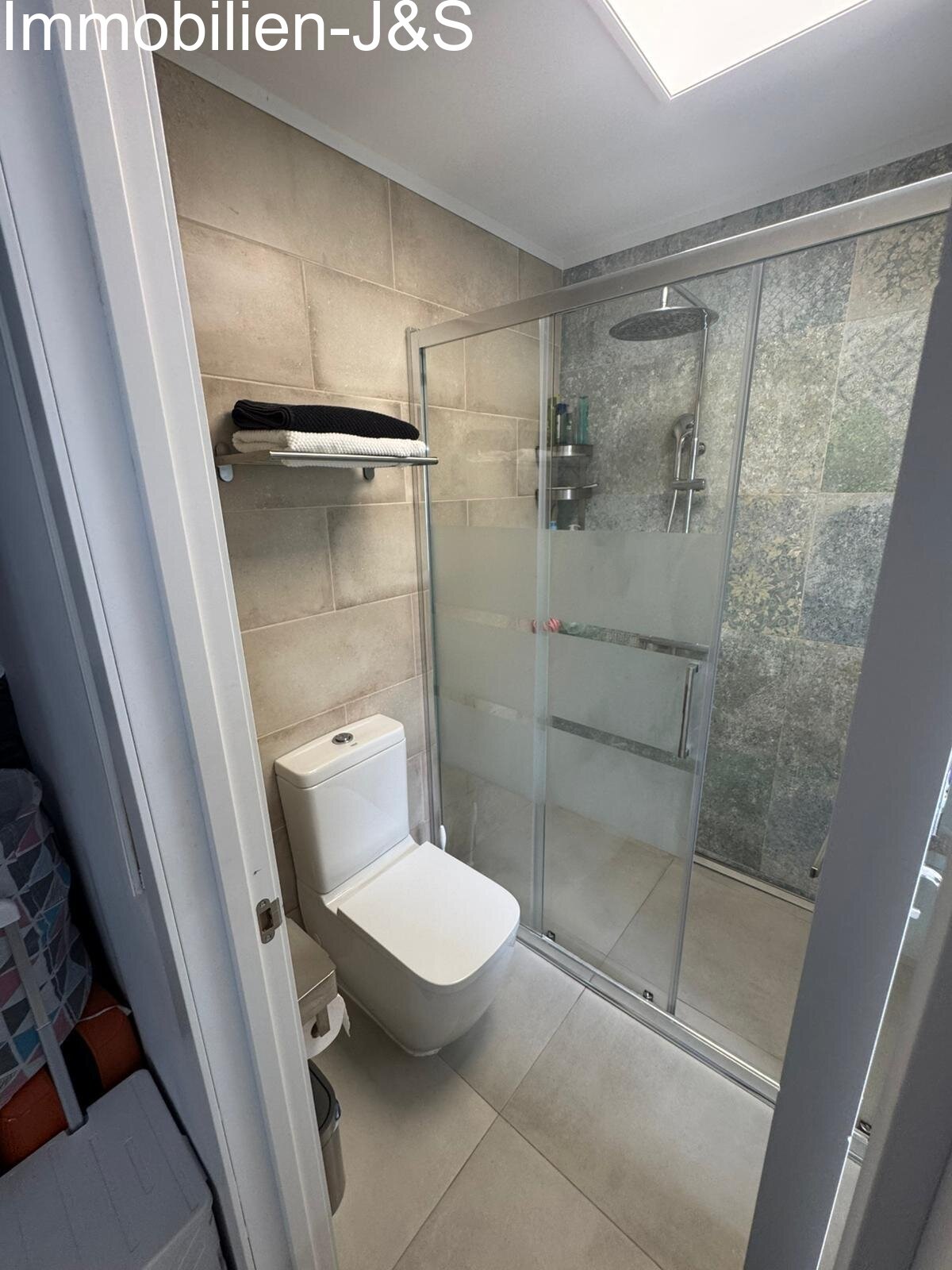 Esta propiedad cuenta con baños elegantemente renovados con acabados de alta calidad. Destacan las amplias duchas a ras de suelo – algunas con doble rociador –, elegantes lavabos con acabado en madera y diseños de azulejos modernos. Los bloques de vidrio y los espejos LED integrados crean un ambiente luminoso y actual.