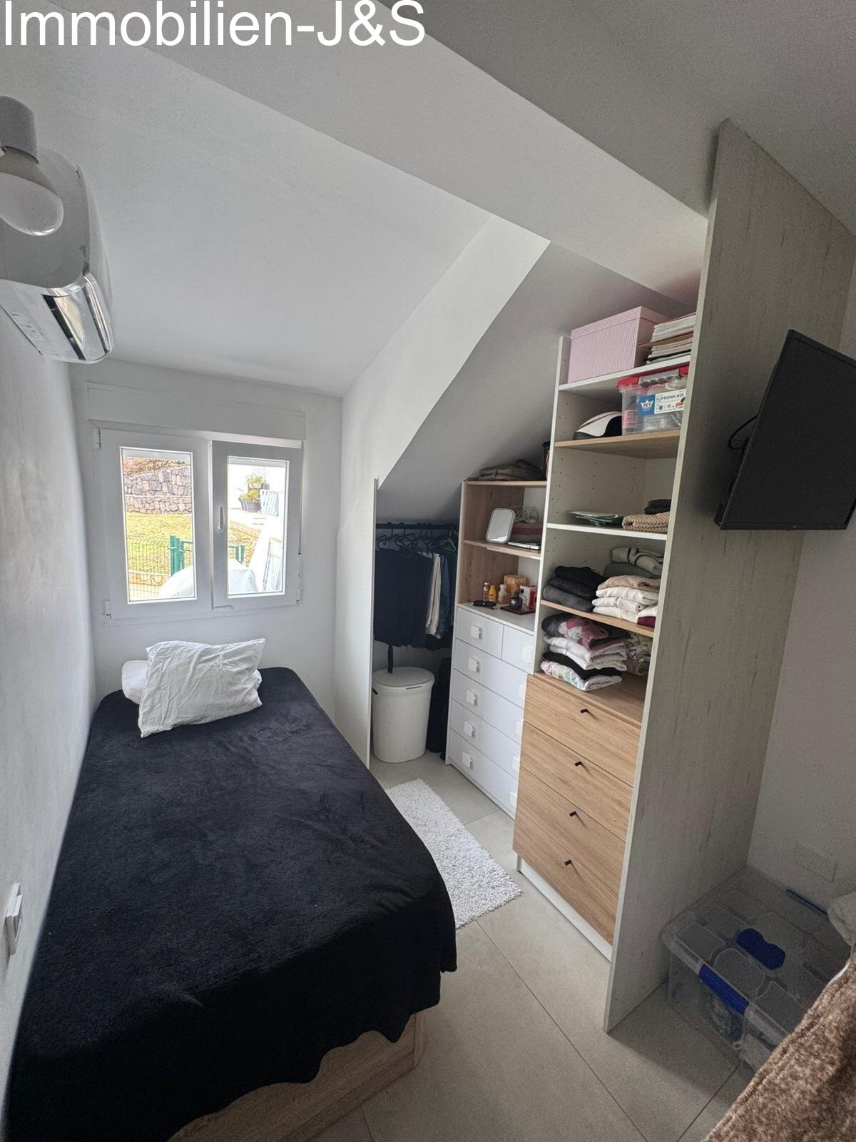 Una habitación luminosa y con un diseño inteligente, ideal como dormitorio infantil, de invitados o despacho. Ofrece espacio para dos camas, cuenta con su propio aire acondicionado y dispone de sistemas de estanterías a medida para un almacenaje óptimo.