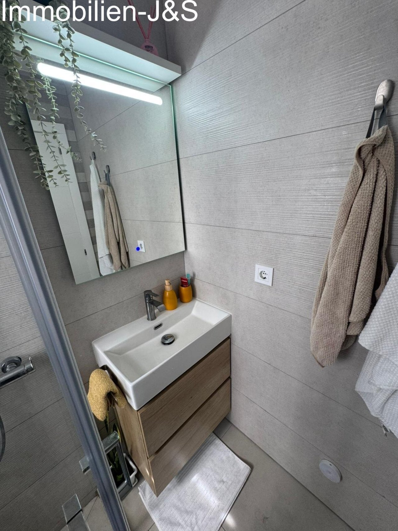 Esta propiedad cuenta con baños elegantemente renovados con acabados de alta calidad. Destacan las amplias duchas a ras de suelo – algunas con doble rociador –, elegantes lavabos con acabado en madera y diseños de azulejos modernos. Los bloques de vidrio y los espejos LED integrados crean un ambiente luminoso y actual.