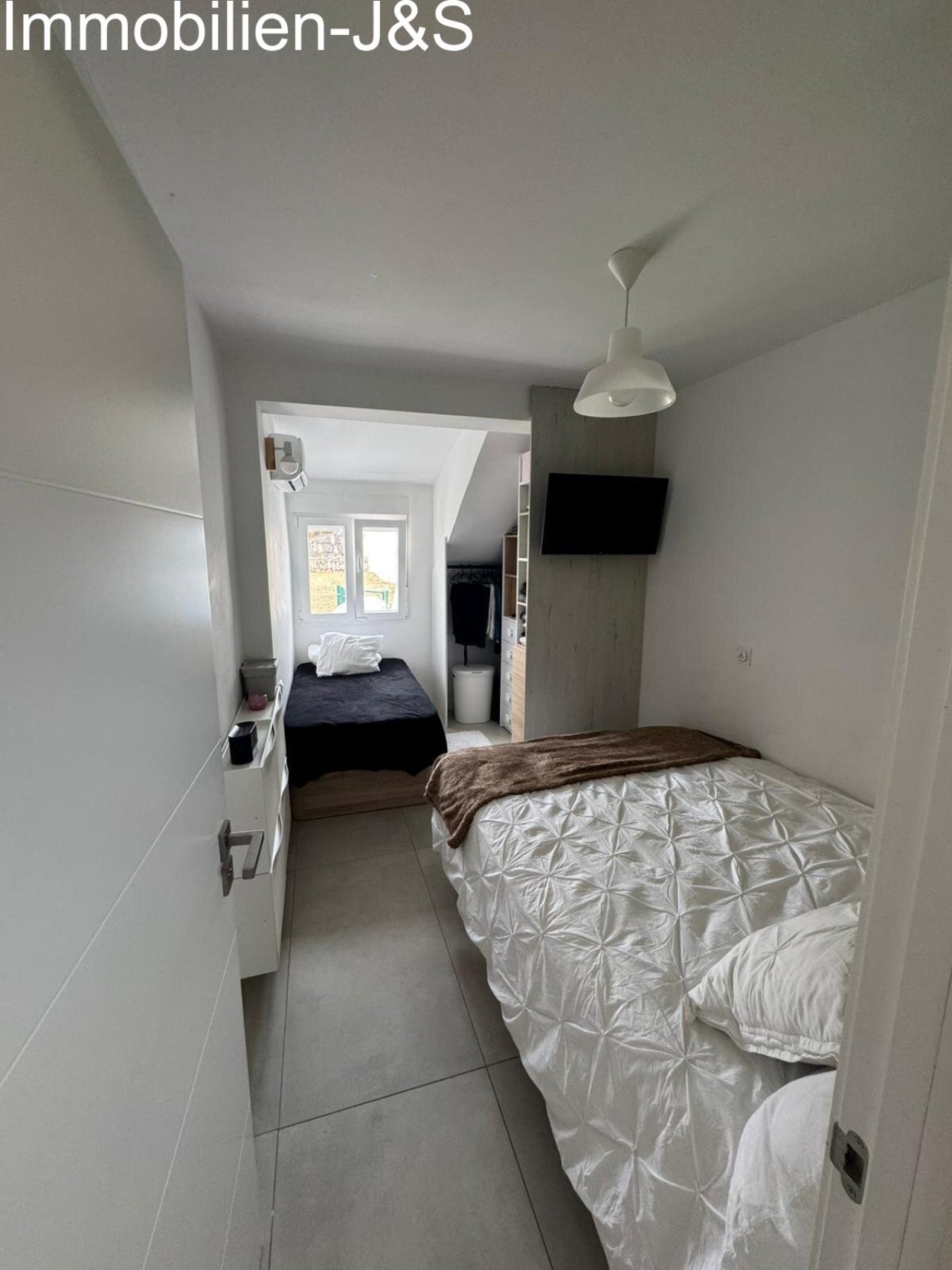 Una habitación luminosa y con un diseño inteligente, ideal como dormitorio infantil, de invitados o despacho. Ofrece espacio para dos camas, cuenta con su propio aire acondicionado y dispone de sistemas de estanterías a medida para un almacenaje óptimo.