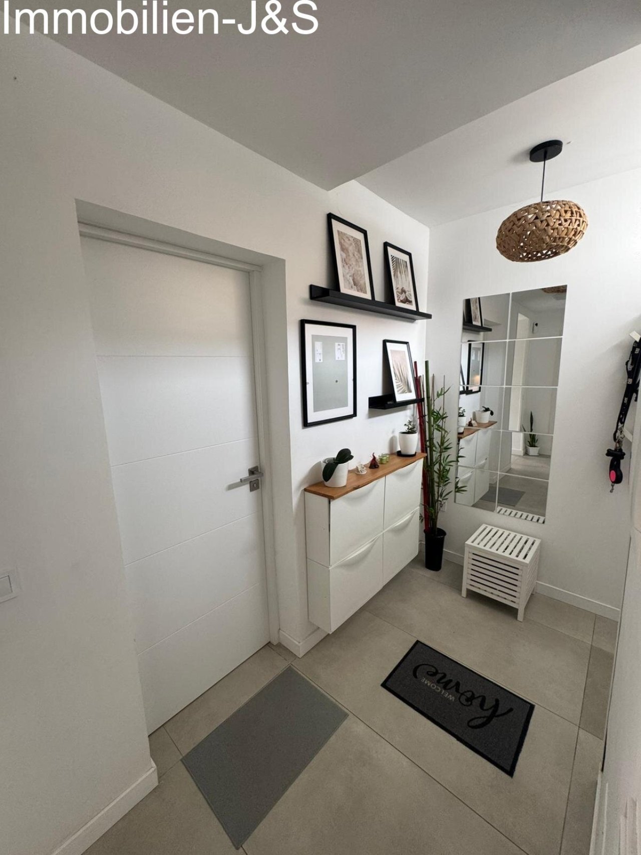 Una zona de entrada luminosa y agradable que transmite de inmediato una sensación de hogar. El pasillo conecta las estancias de forma eficiente y ofrece un discreto espacio de almacenaje gracias a sus elegantes armarios empotrados blancos. El diseño minimalista y los suelos claros resaltan el ambiente moderno de toda la vivienda