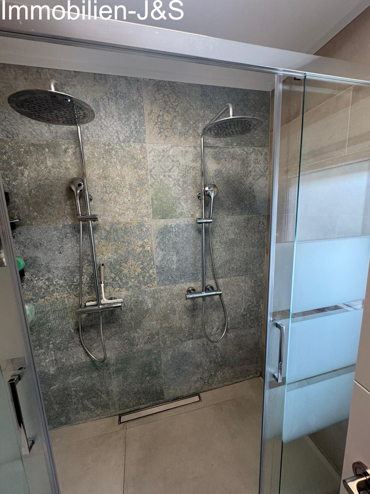 Esta propiedad cuenta con baños elegantemente renovados con acabados de alta calidad. Destacan las amplias duchas a ras de suelo – algunas con doble rociador –, elegantes lavabos con acabado en madera y diseños de azulejos modernos. Los bloques de vidrio y los espejos LED integrados crean un ambiente luminoso y actual.