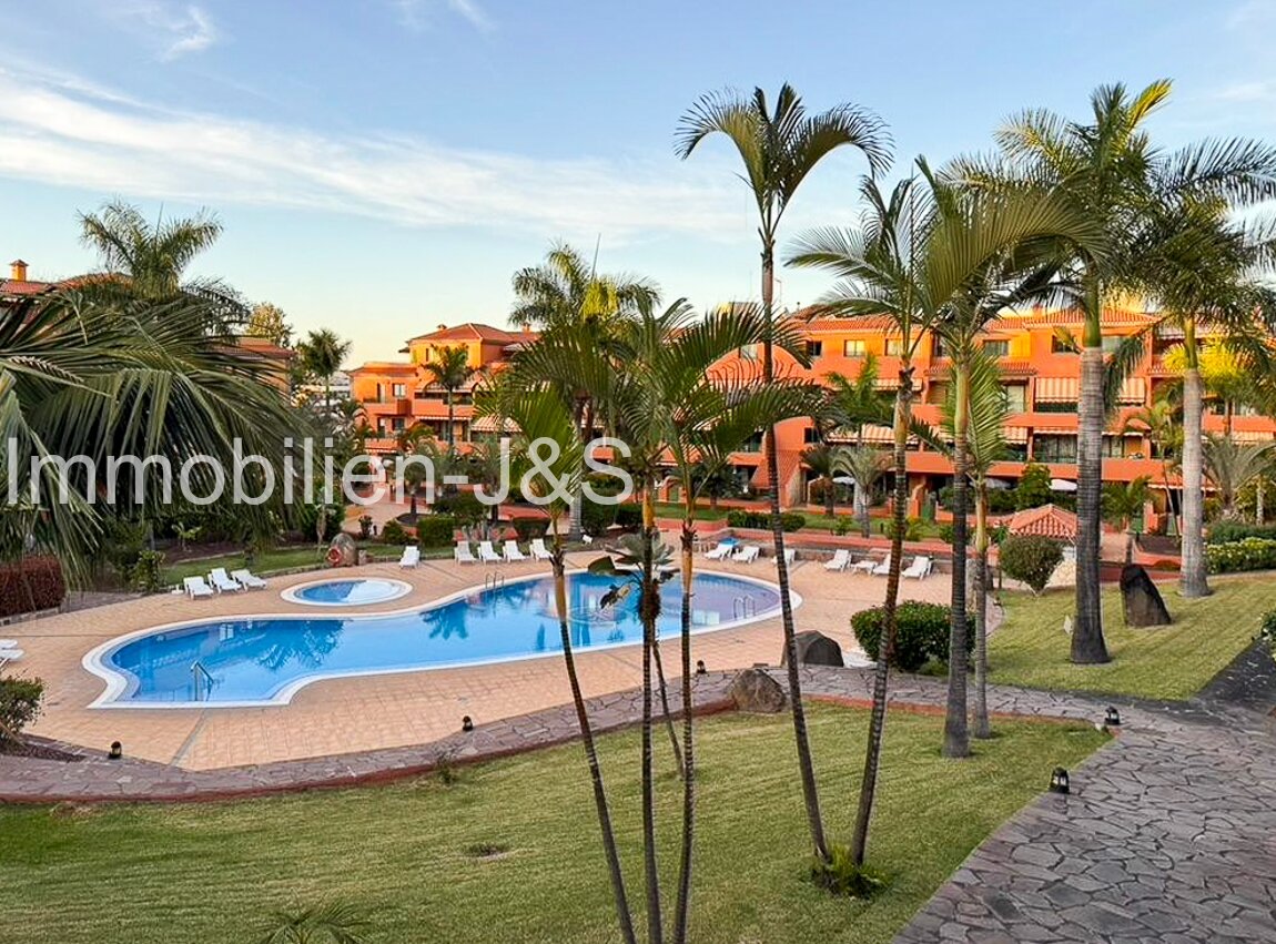 Zona de piscina y jardín
